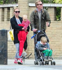 does laurence fox see his children